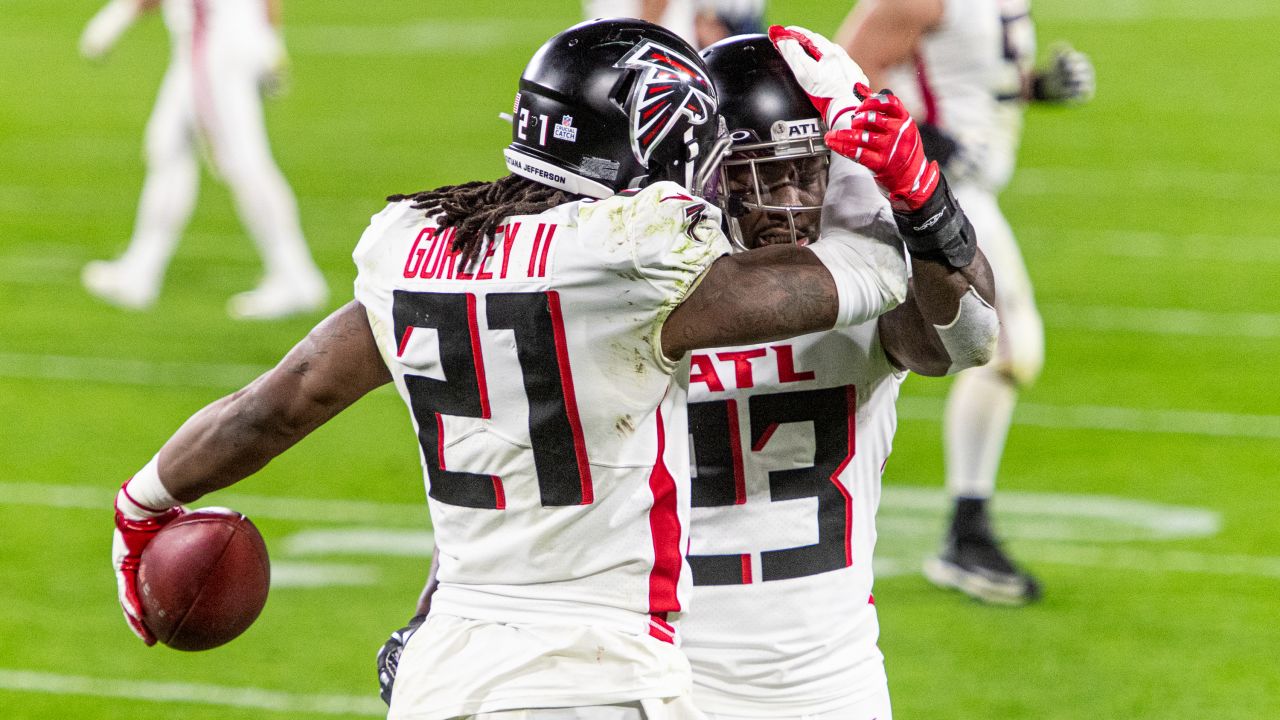 Atlanta Falcons running back Todd Gurley (21) runs the ball against the  Green Bay Packers during