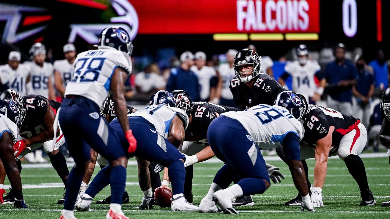 Atlanta Falcons quarterback Feleipe Franks (15) warms up prior to an NFL  football game against the Carolina Panthers, Sunday, Dec. 12, 2021, in  Charlotte, N.C. (AP Photo/Brian Westerholt Stock Photo - Alamy