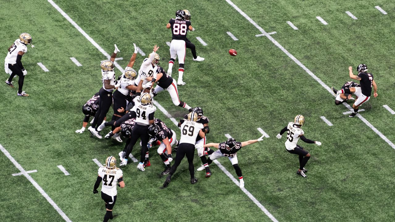 Atlanta Falcons kicker Younghoe Koo #7 makes a field goal during the second quarter against the New Orleans Saints on December 6, 2020.