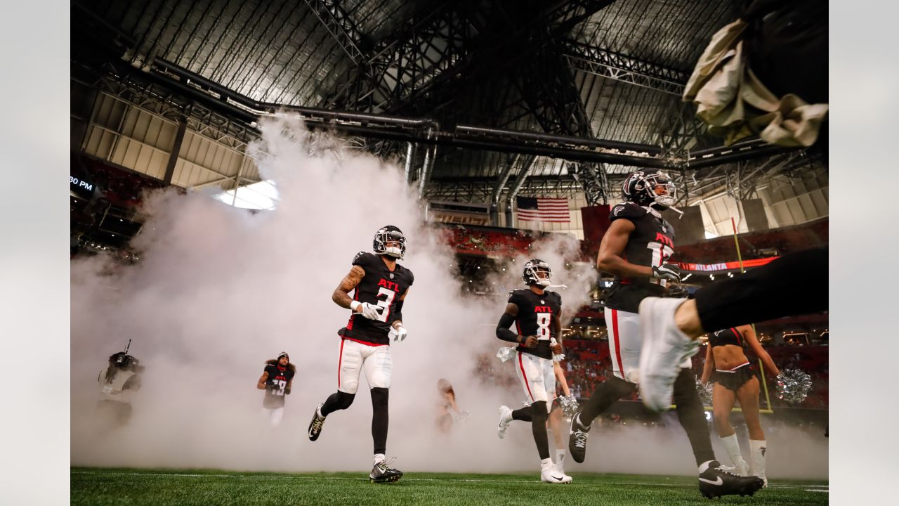 Atlanta Falcons tight end Kyle Pitts (8) outruns New York Jets cornerback  Bryce Hall (37) during an NFL International Series game at Tottenham  Hotspur Stock Photo - Alamy