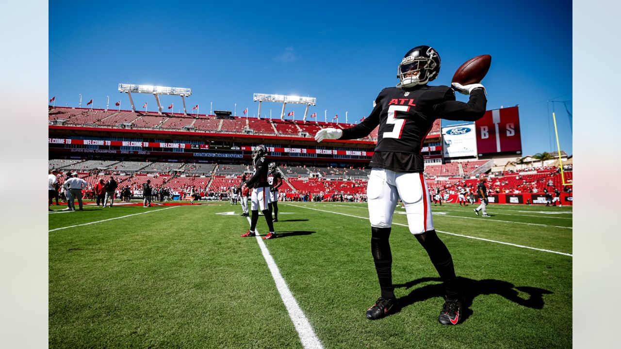 December 29, 2019: Atlanta Falcons wide receiver Julio Jones (11) leaves  the field after the NFL game between the Atlanta Falcons and the Tampa Bay  Buccaneers held at Raymond James Stadium in