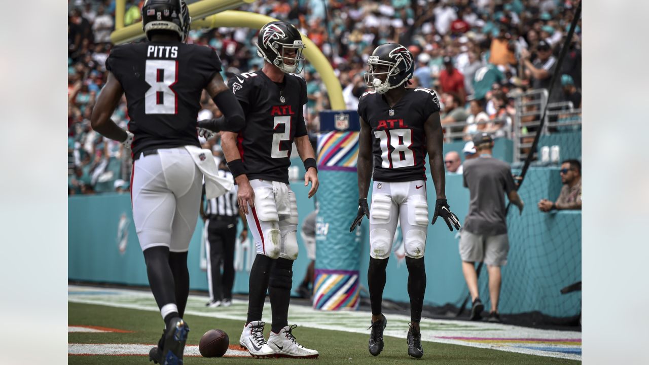 East Rutherford, New Jersey, USA. 1st Nov, 2017. Falcons' wide receiver  Julio Jones (11) during warm ups prior to NFL action between the Atlanta  Falcons and the New York Jets at MetLife