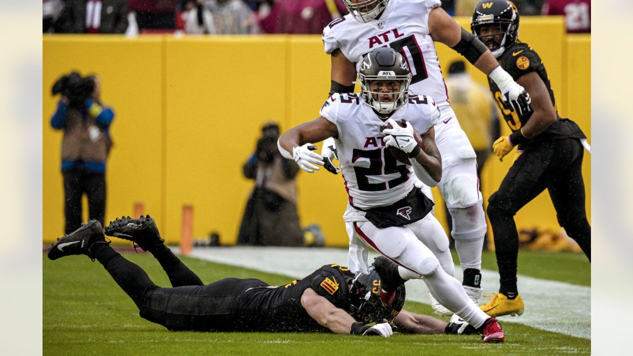 November 27, 2022: Atlanta Falcons linebacker Mykal Walker (3) moves into  position during the NFL game between the Atlanta Falcons and the Washington  Commanders in Landover, MD. Reggie Hildred/CSM/Sipa USA(Credit Image: ©