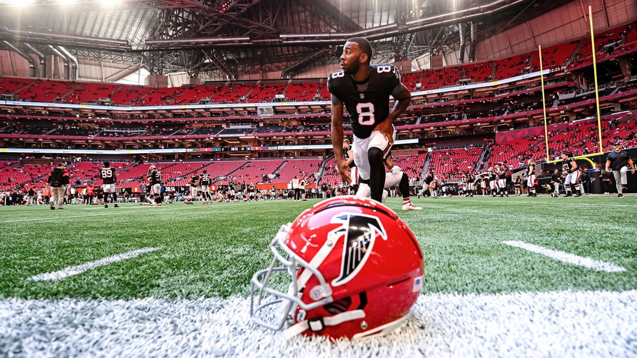 Atlanta Falcons safety Dean Marlowe (21) warms up before a preseason NFL  football game against the New York Jets Monday, Aug. 22, 2022, in East  Rutherford, N.J. (AP Photo/Adam Hunger Stock Photo - Alamy