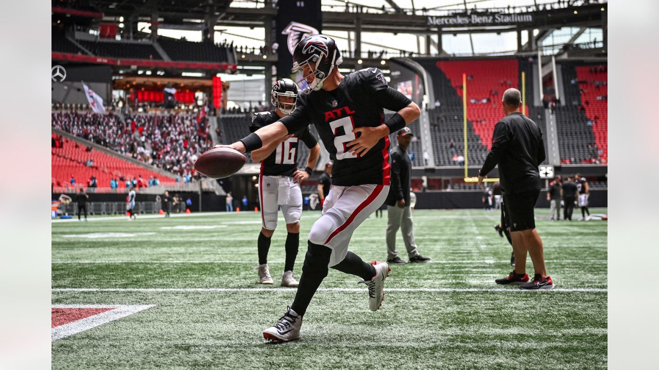 ATLANTA, GA - OCTOBER 31: Sam Darnold #14 of the Carolina Panthers warms  before the Week 8 NFL game between the Atlanta Falcons and the Carolina  Panthers on October 31, 2021 at