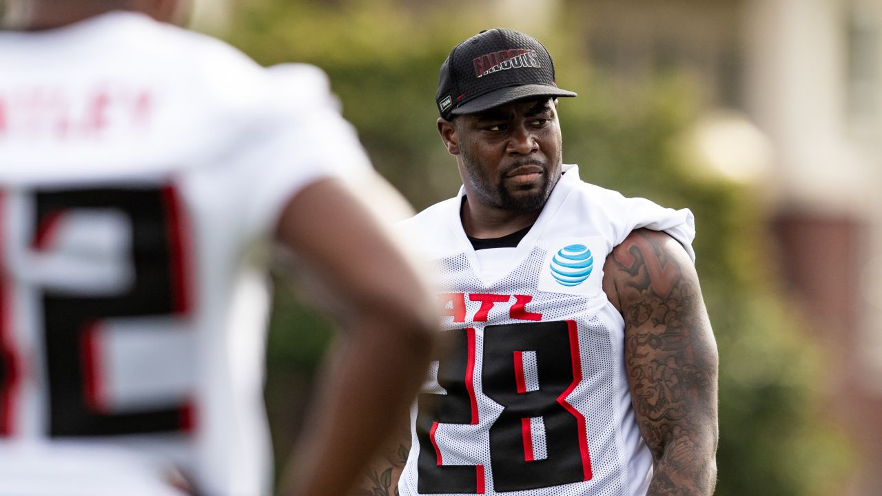 Internet explodes over photo of Falcons' running back Mike Davis