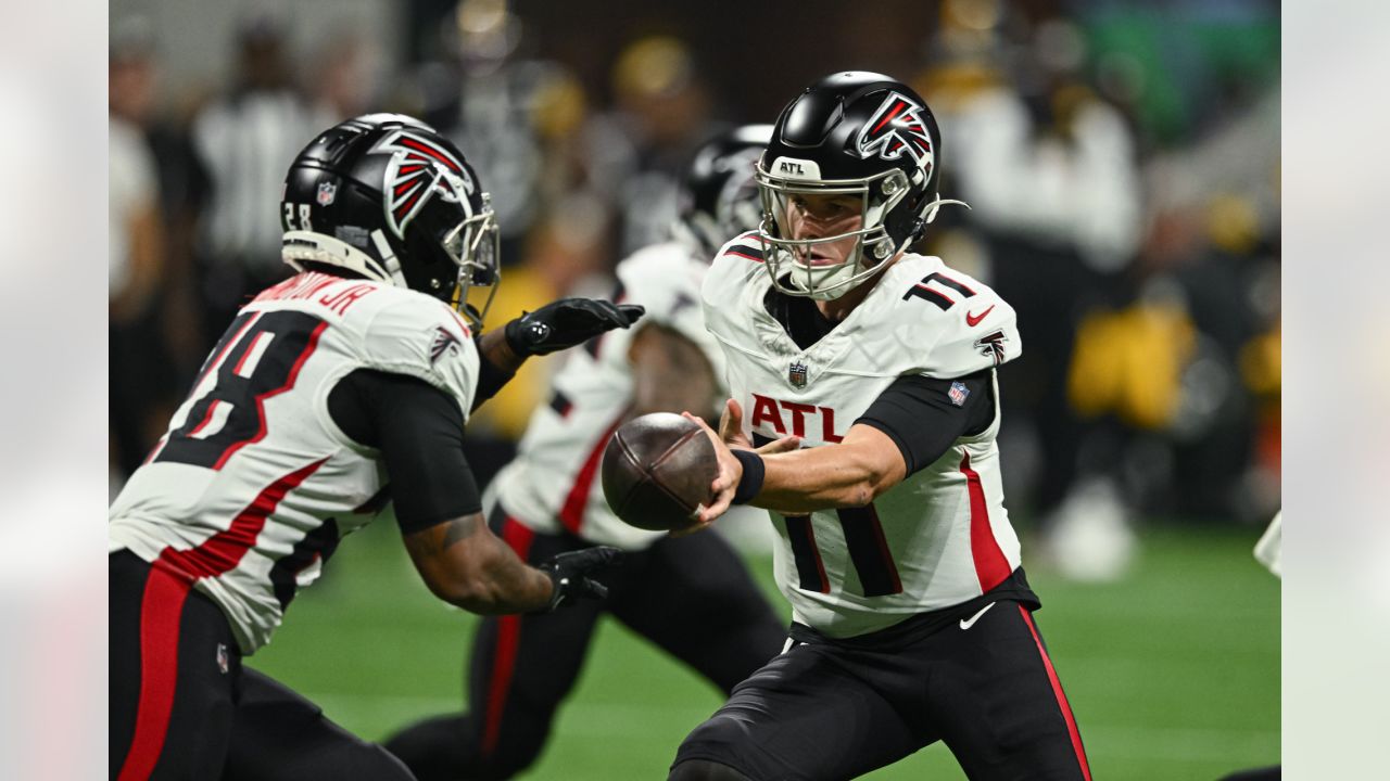 Atlanta Falcons running back Carlos Washington Jr. (28) runs the