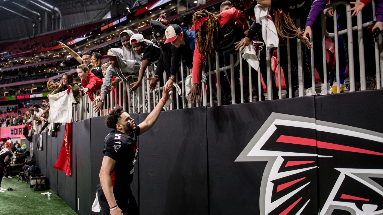 Atlanta Falcons wide receiver Drake London (5) walks off the field  following an NFL football game against the Carolina Panthers, Thursday,  Nov. 10 2022, in Charlotte, N.C. (AP Photo/Brian Westerholt Stock Photo -  Alamy