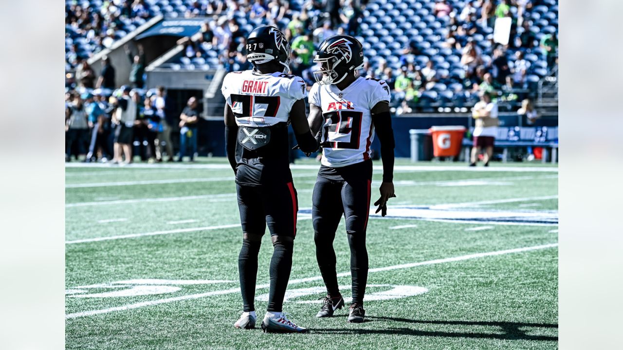 Atlanta Falcons cornerback Casey Hayward (29) warms up before an