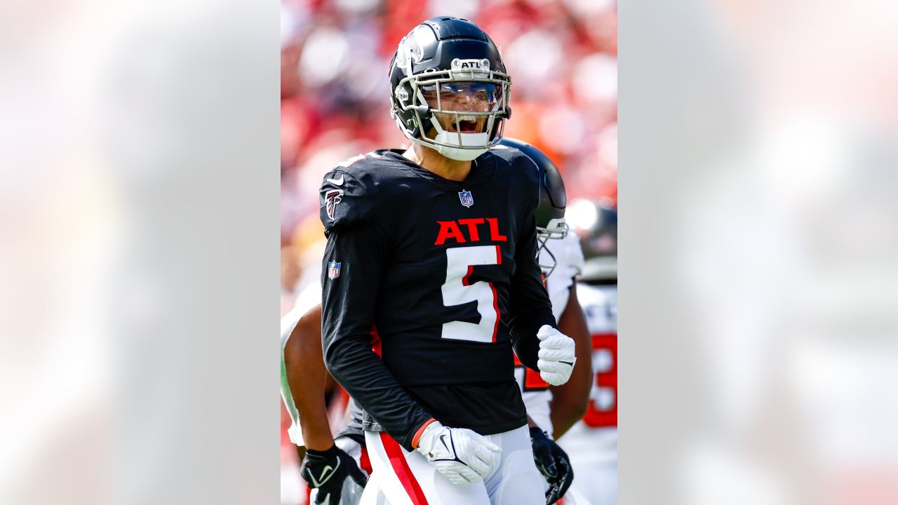 Atlanta Falcons wide receiver Drake London (5) walks off the field  following an NFL football game against the Carolina Panthers, Thursday,  Nov. 10 2022, in Charlotte, N.C. (AP Photo/Brian Westerholt Stock Photo -  Alamy