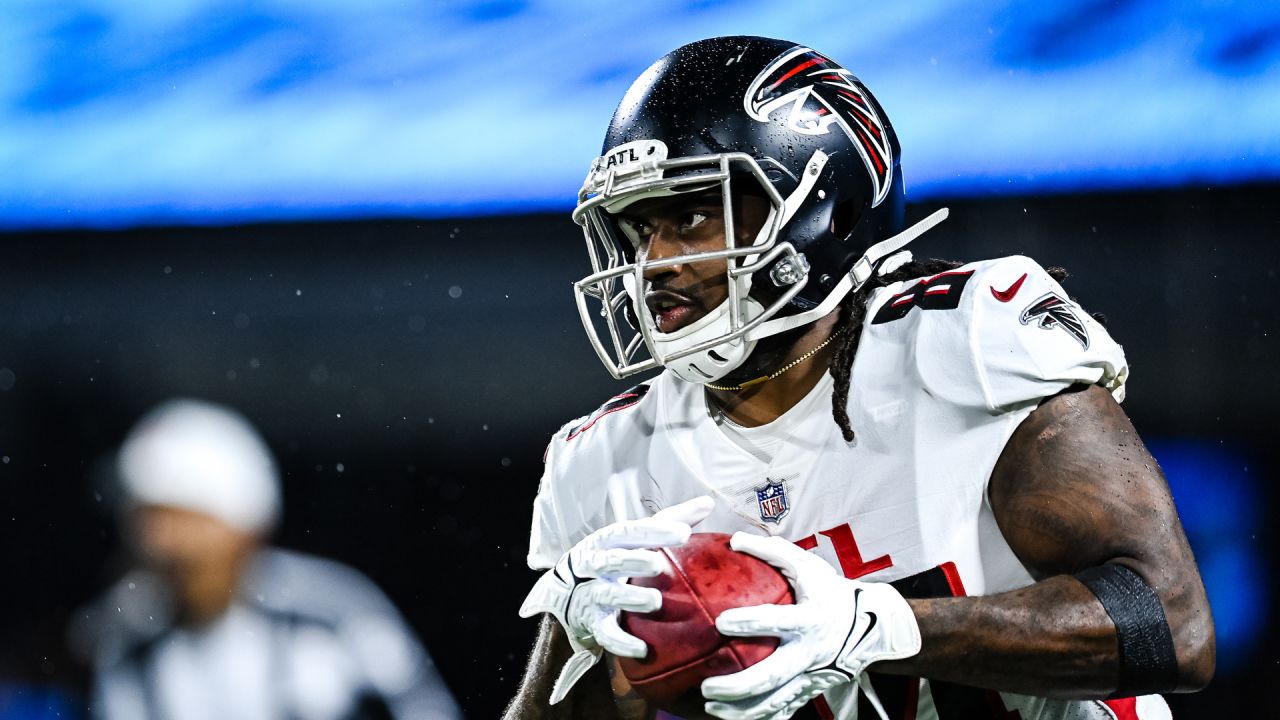 Atlanta Falcons quarterback Feleipe Franks (15) warms up prior to an NFL  football game against the Carolina Panthers, Sunday, Dec. 12, 2021, in  Charlotte, N.C. (AP Photo/Brian Westerholt Stock Photo - Alamy