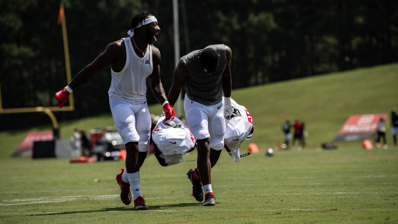 Atlanta Falcons running back Caleb Huntley clears defender on spontaneous  hurdle