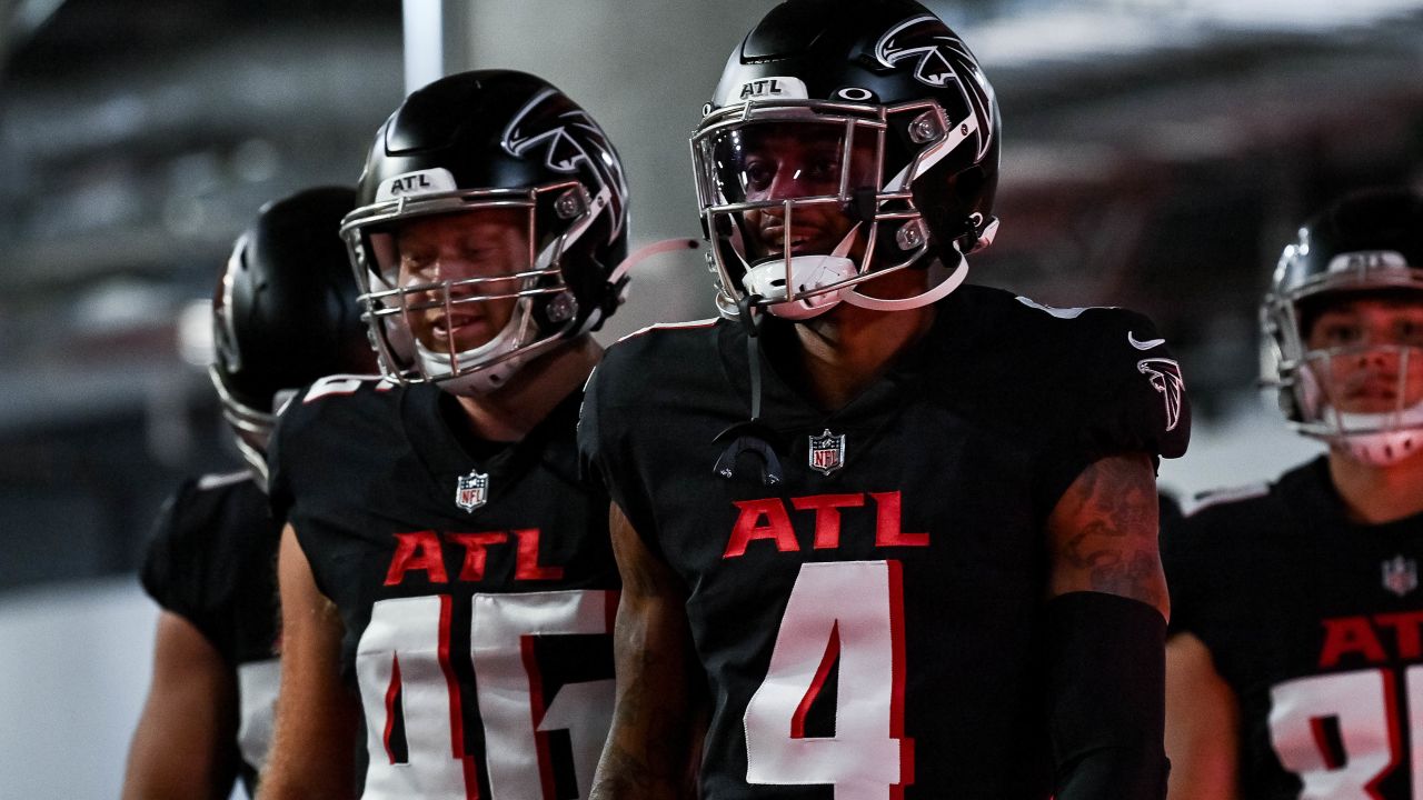 Atlanta Falcons quarterback Feleipe Franks (15) warms up prior to an NFL  football game against the Carolina Panthers, Sunday, Dec. 12, 2021, in  Charlotte, N.C. (AP Photo/Brian Westerholt Stock Photo - Alamy