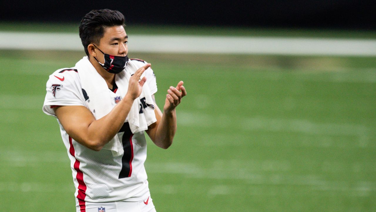 Atlanta Falcons kicker Younghoe Koo #7 warms up before the game against the New Orleans Saints on November 22, 2020.