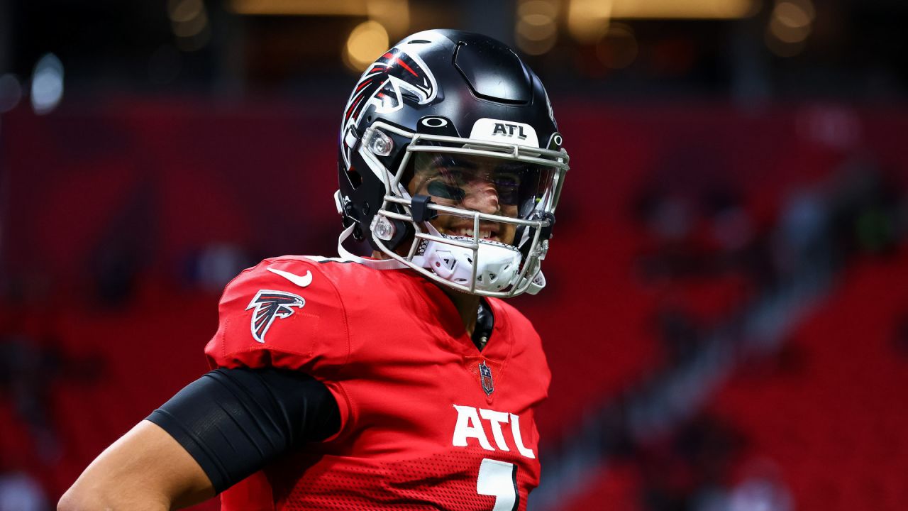 Locker-room buzz shows Falcons players' fondness for red throwback