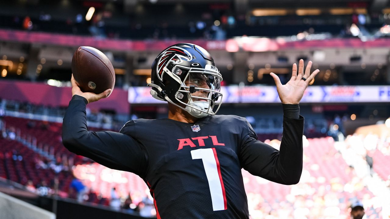 Atlanta Falcons running back Tyler Allgeier (25) runs against the Cleveland  Browns during the second half of an NFL football game, Sunday, Oct. 2,  2022, in Atlanta. (AP Photo/John Bazemore Stock Photo - Alamy