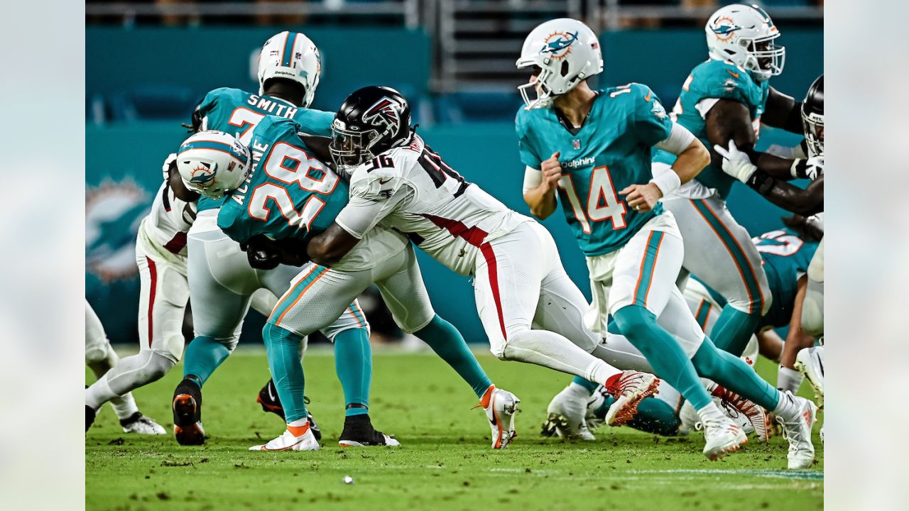 Atlanta Falcons quarterback Logan Woodside (6) warms up before an NFL  football game against the Tampa Bay Buccaneers, Sunday, Jan. 8, 2023, in  Atlanta. The Atlanta Falcons won 30-17. (AP Photo/Danny Karnik