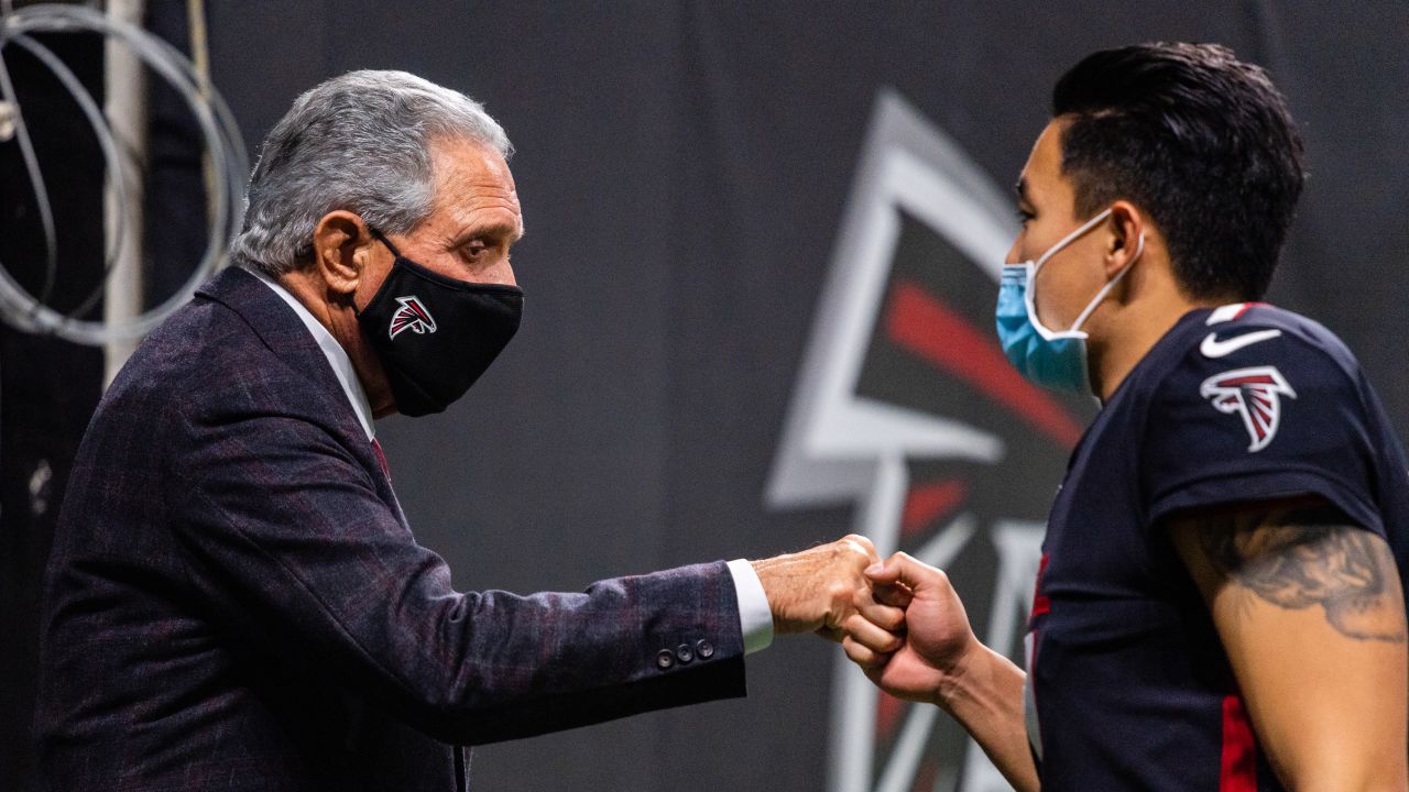 Atlanta Falcons Owner Arthur Blank gestures with Atlanta Falcons kicker Younghoe Koo #7 after the game against the Las Vegas Raiders on November 29, 2020.