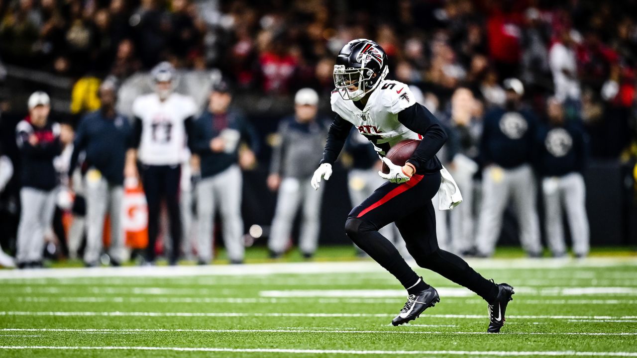 ATLANTA, GA - NOVEMBER 06: Atlanta Falcons rookie quarterback Desmond  Ridder (4) warms up before the Sunday afternoon NFL game between the  Atlanta Falcons and the Los Angeles Chargers on November 6