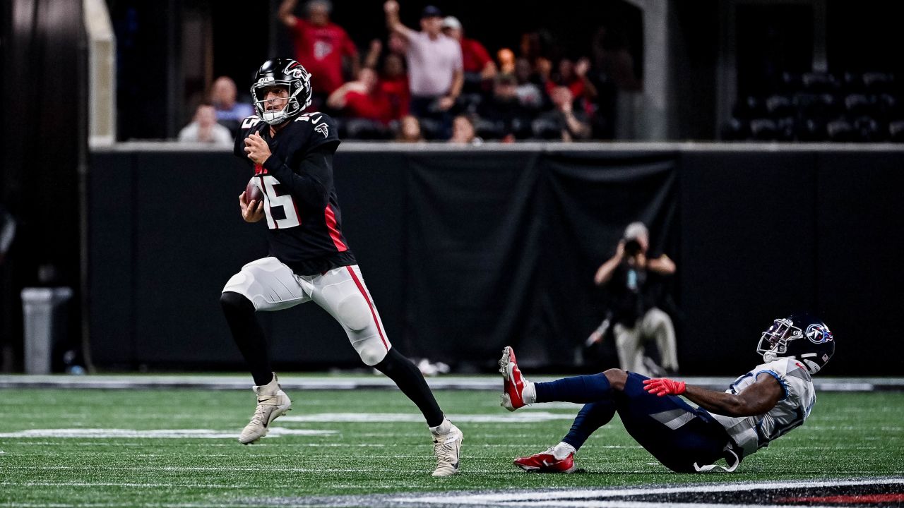 Twitter roasts Falcons quarterback AJ McCarron, praises Feleipe Franks for  Atlanta debuts