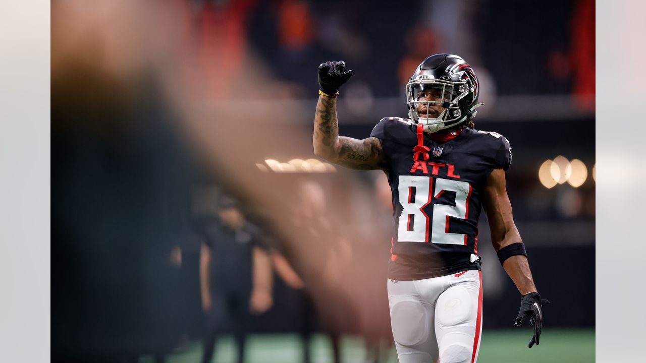 An Atlanta Falcons fans cheers in the first half of an NFL football game  against the Cincinnati Bengals in Cincinnati, Sunday, Oct. 23, 2022. (AP  Photo/Aaron Doster Stock Photo - Alamy