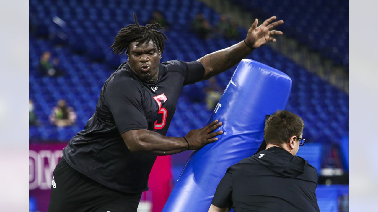 Georgia DT Jordan Davis, weighing in at 341 pounds, runs 4.78 40-yard dash