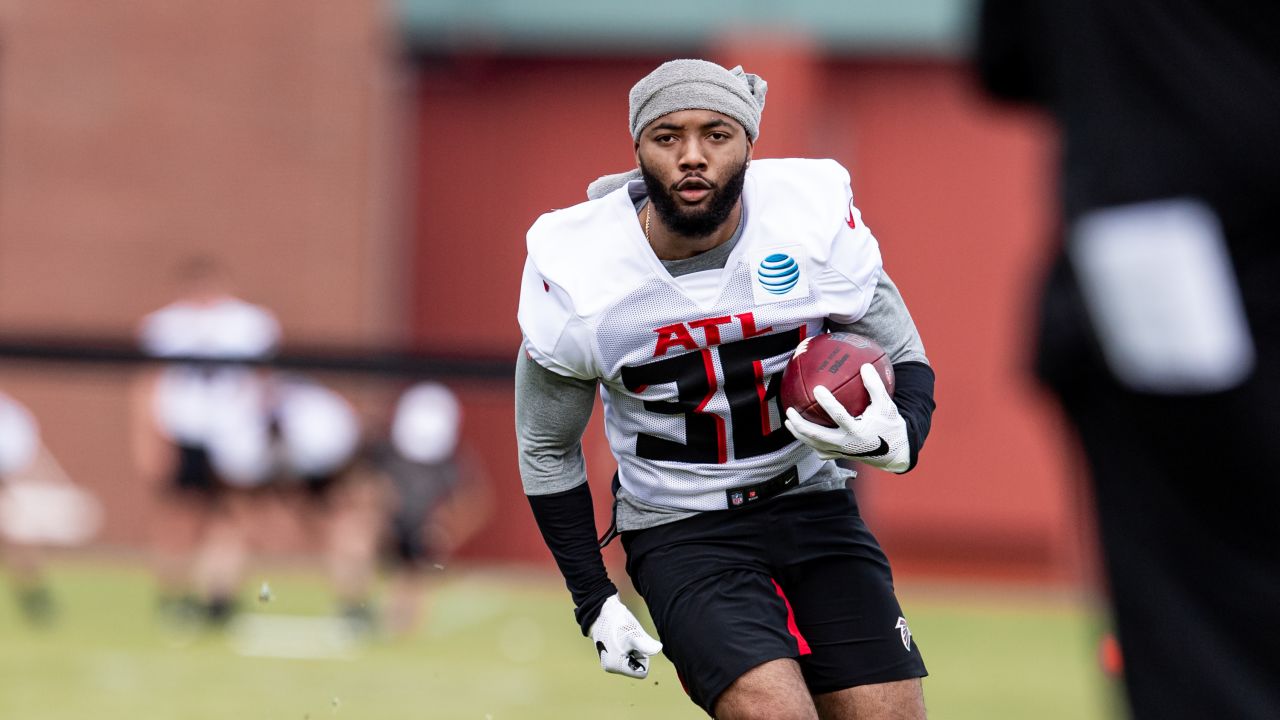 Atlanta Falcons running back Mike Davis (28) works against the Washington  Football Team during the second half of an NFL football game, Sunday, Oct. 3,  2021, in Atlanta. (AP Photo/Brynn Anderson Stock