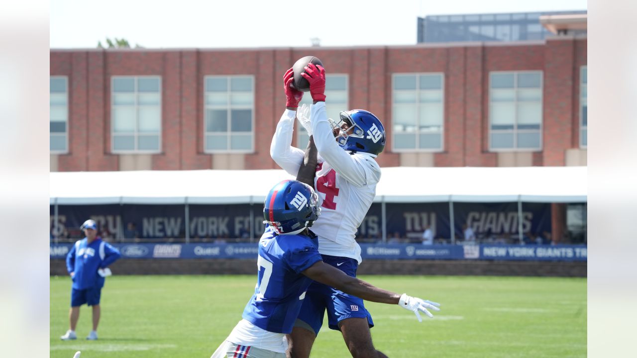 New York Giants lineman Evan Neal during an NFL preseason football game  against the Cincinnati Bengals, Sunday, Aug. 21, 2022 in East Rutherford,  N.J. The Giants won 25-22. (AP Photo/Vera Nieuwenhuis Stock