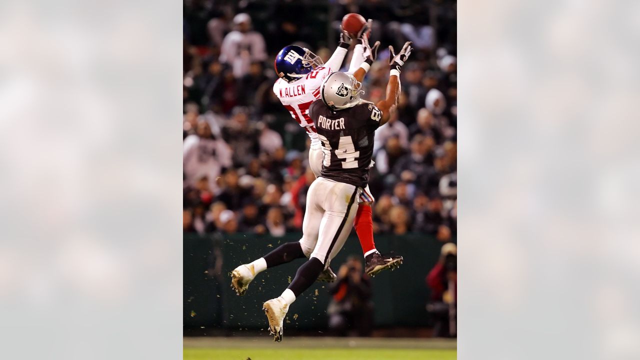 Oakland, California, USA. 5th Nov, 2001. Oakland Raiders wide receiver  Jerry Porter (84) on Monday, November