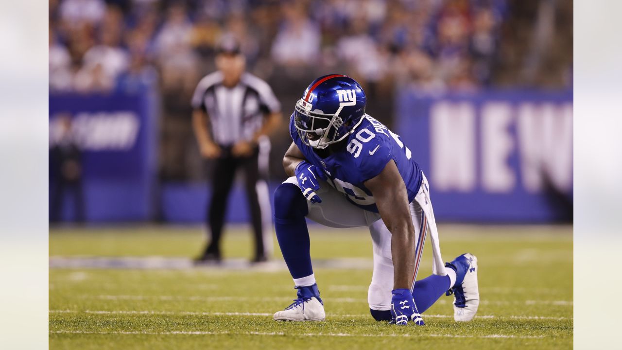 New York Giants - DE Osi Umenyiora during pregame warmups