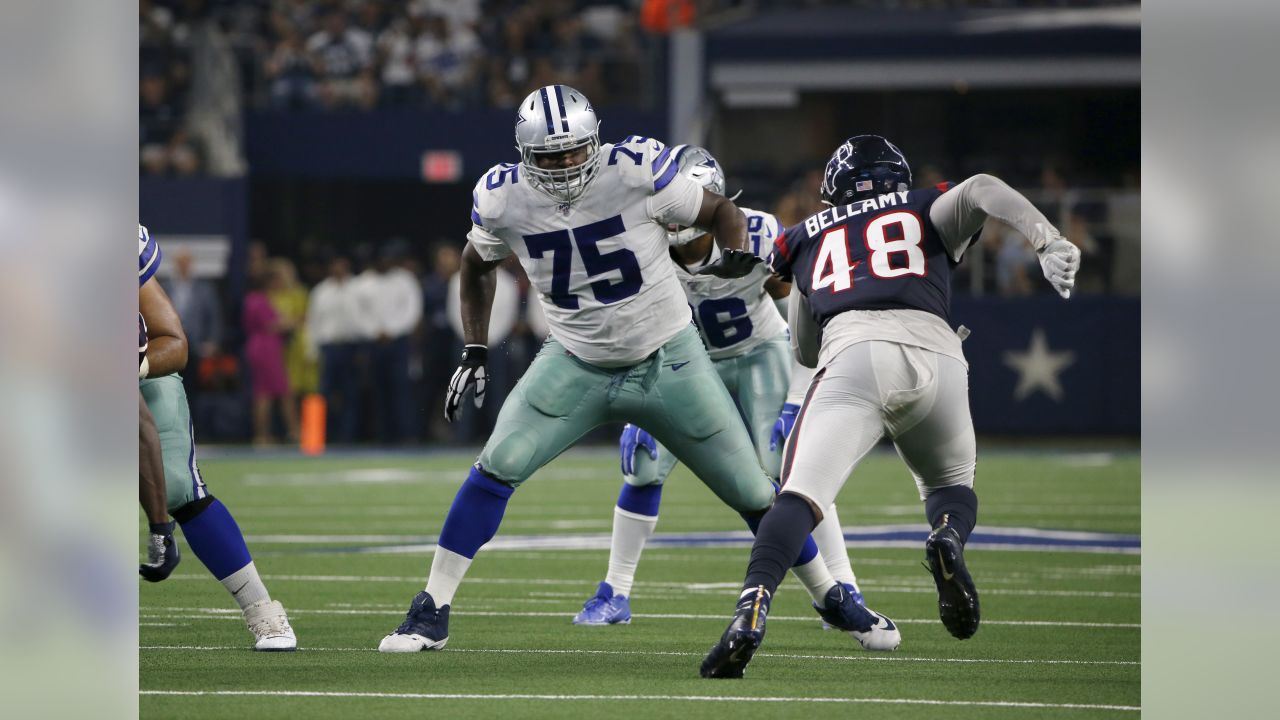 Dallas Cowboys offensive tackle Tyron Smith (77) runs onto the field prior  to an NFL Football game Houston Texans in Arlington, Texas, Saturday, Aug.  21, 2021. (AP Photo/Michael Ainsworth Stock Photo - Alamy