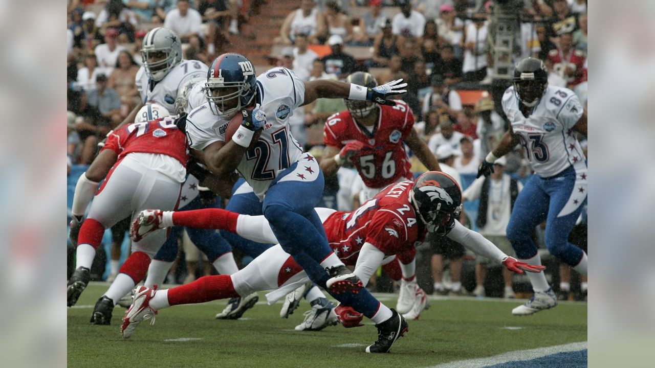 NFC and New York Giants' Tiki Barber waves to the crowd at the end of the Pro  Bowl football game, at Aloha Stadium in Honolulu Saturday, Feb. 10, 2007.  (AP Photo/Ronen Zilberman