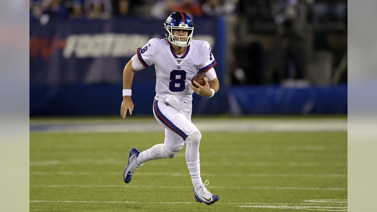 New York Giants quarterback Daniel Jones (8) looks to pass against the Dallas  Cowboys during an NFL football game Monday, Sept. 26, 2022, in East  Rutherford, N.J. (AP Photo/Adam Hunger Stock Photo - Alamy