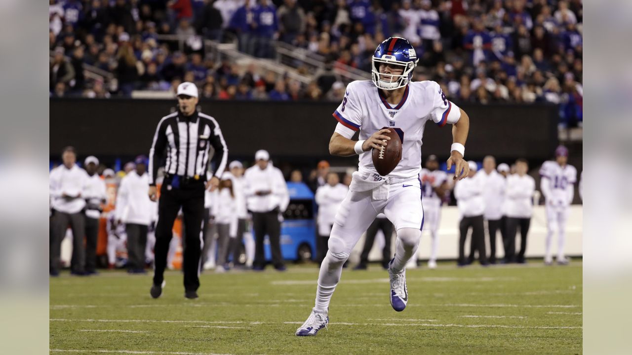New York Giants quarterback Daniel Jones (8) looks to pass against the  Dallas Cowboys during an NFL football game Monday, Sept. 26, 2022, in East  Rutherford, N.J. (AP Photo/Adam Hunger Stock Photo - Alamy