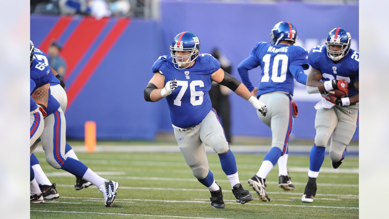 New York Giants - New York Giants offensive lineman Chris Snee (76)  practicing during mini camp