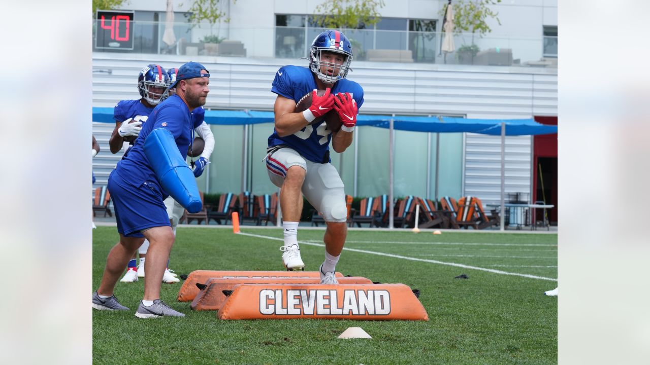 New York Giants running back Sandro Platzgummer (34) warms up