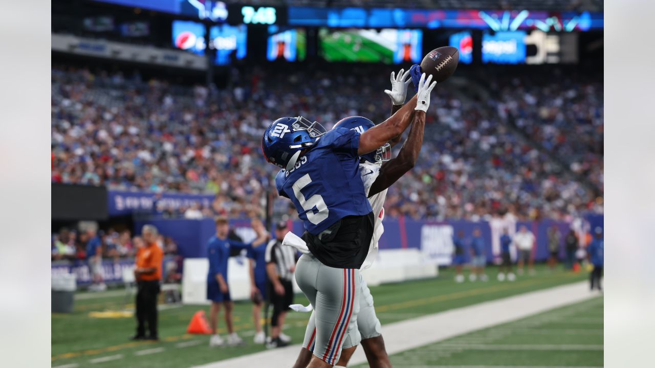Daniel Jones received a standing ovation from the MetLife Stadium crowd -  and high praise from his teammates and coaches - after leading…