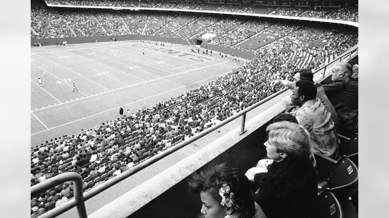 tphoto on X: George Best (Los Angeles Aztecs) and Pele (New York Cosmos)  New York Cosmos vs Los Angeles Aztecs5-2 at Giants Stadium in New Jersey,  New York, US on Sun. 26