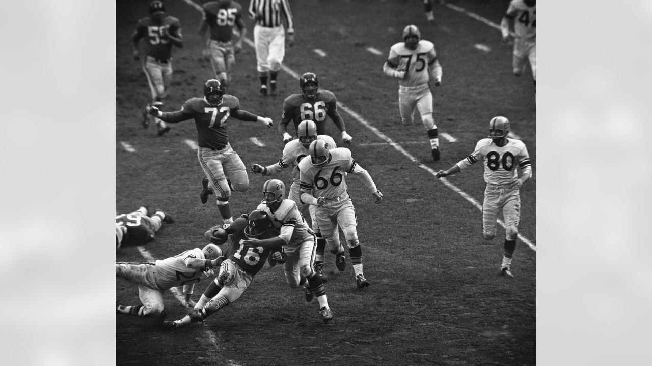 New York Giants' flanker back Frank Gifford (16) snares a pass