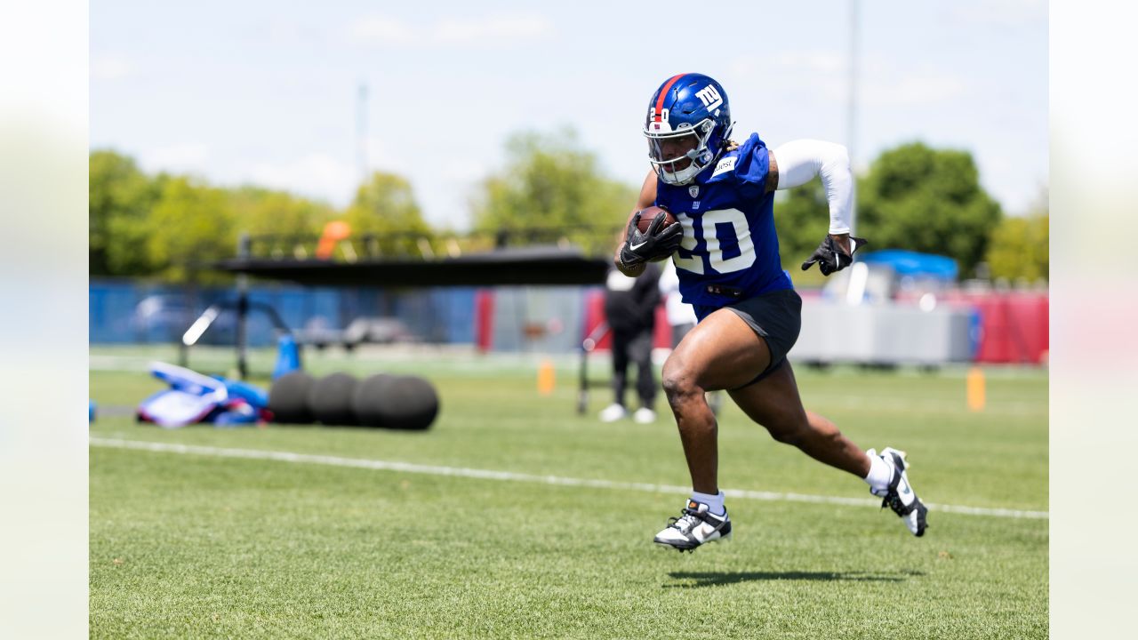 New Canaan football players enjoy five-day New York Giants youth camp at  St. Luke's High School