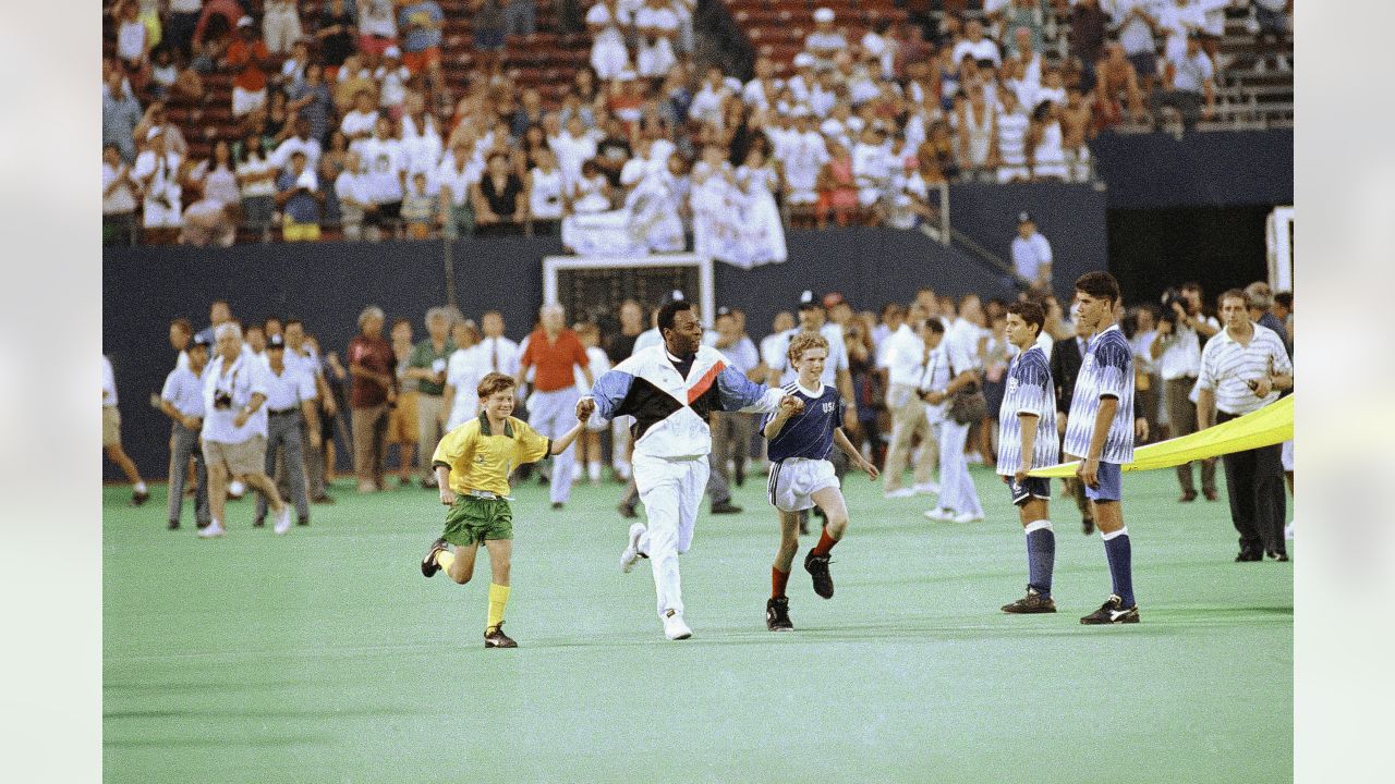 tphoto on X: George Best (Los Angeles Aztecs) and Pele (New York Cosmos)  New York Cosmos vs Los Angeles Aztecs5-2 at Giants Stadium in New Jersey,  New York, US on Sun. 26