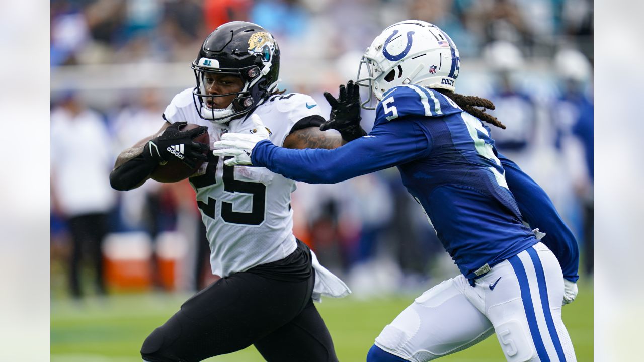 Jacksonville Jaguars running back James Robinson (25) runs the ball for a  touchdown during the first half of an NFL football game against the  Indianapolis Colts, Sunday, Sept. 18, 2022, in Jacksonville