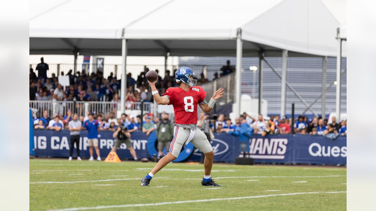 New York Giants quarterback Tommy DeVito couldn't be more accurate on  bucket-toss TD to tight end Tommy Sweeney