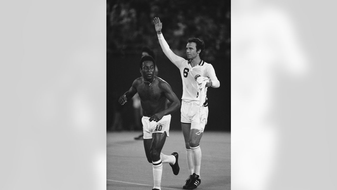 tphoto on X: George Best (Los Angeles Aztecs) and Pele (New York Cosmos)  New York Cosmos vs Los Angeles Aztecs5-2 at Giants Stadium in New Jersey,  New York, US on Sun. 26