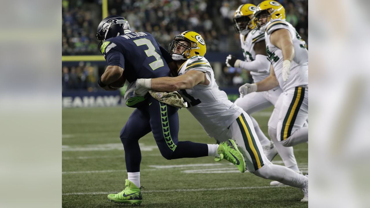 Seattle Seahawks middle linebacker Bobby Wagner (54) against the New  Orleans Saints during an NFC divisional playoff NFL football game in Seattle,  Saturday, Jan. 11, 2014. (AP Photo/Elaine Thompson Stock Photo - Alamy