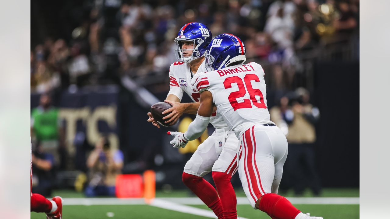 Mike Glennon just threw a 43 yard Hail Mary to bring the Giants