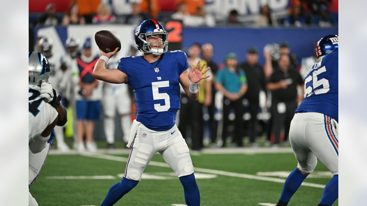 New York Giants quarterback Daniel Jones (8) looks to pass against the Dallas  Cowboys during an NFL football game Monday, Sept. 26, 2022, in East  Rutherford, N.J. (AP Photo/Adam Hunger Stock Photo - Alamy