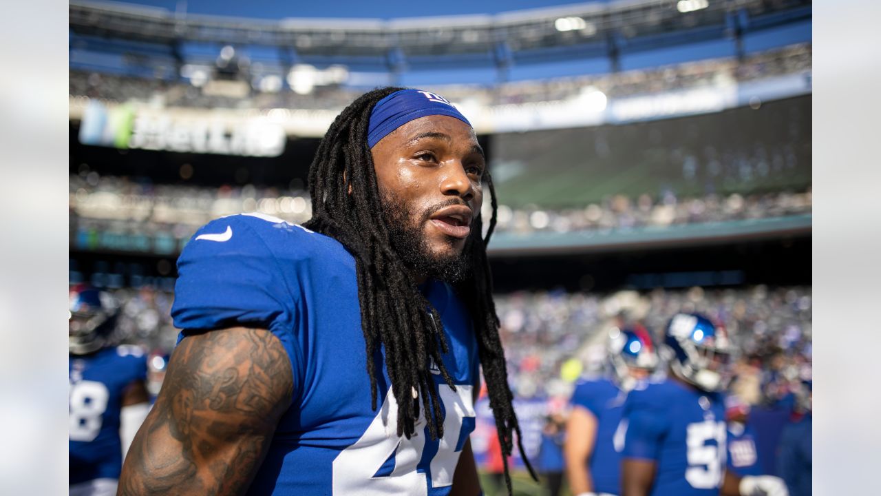 New York Giants linebacker Jaylon Smith (54) looks to defend