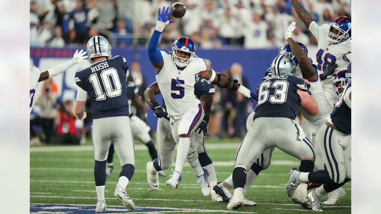 New York Giants linebacker Kayvon Thibodeaux (5) looks to defend during an  NFL football game against the Dallas Cowboys on Thursday, November 24,  2022, in Arlington, Texas. (AP Photo/Matt Patterson Stock Photo - Alamy