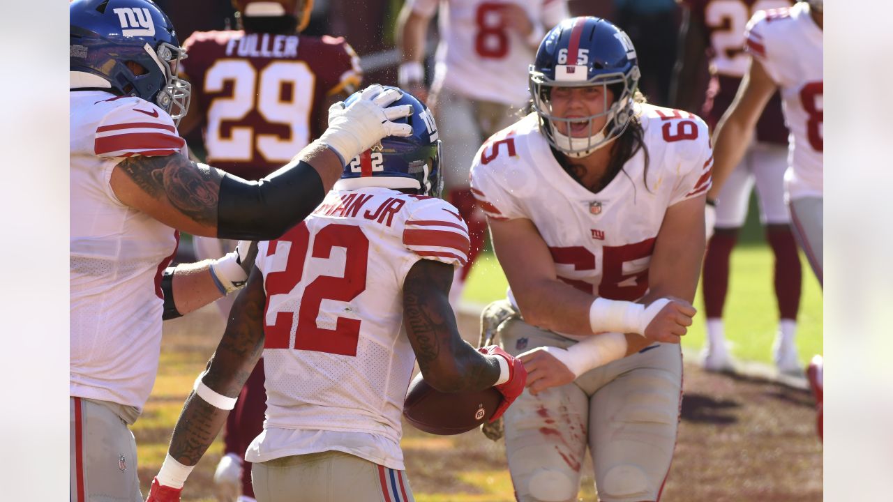 New York Giants offensive guard Nick Gates (65) looks to block